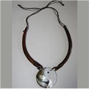 Collier en Bois et Coquillage le Yin et le Yang