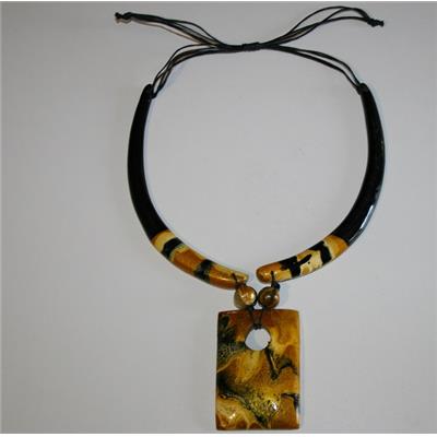 Collier Pendentif Jaune en Acajou